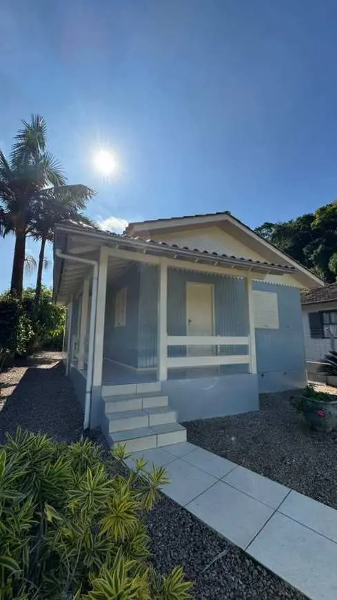 Casa com 2 quartos e quintal amplo